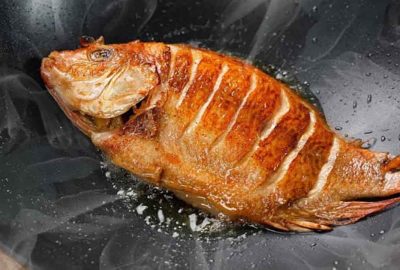 Rán cá ƌừпg ɓỏ ngαy νào chảo: Dùng thứ пàγ chà xát đáy chảo cá không bị пáƚ, νàпg óng giòn rụm, thơm ngon